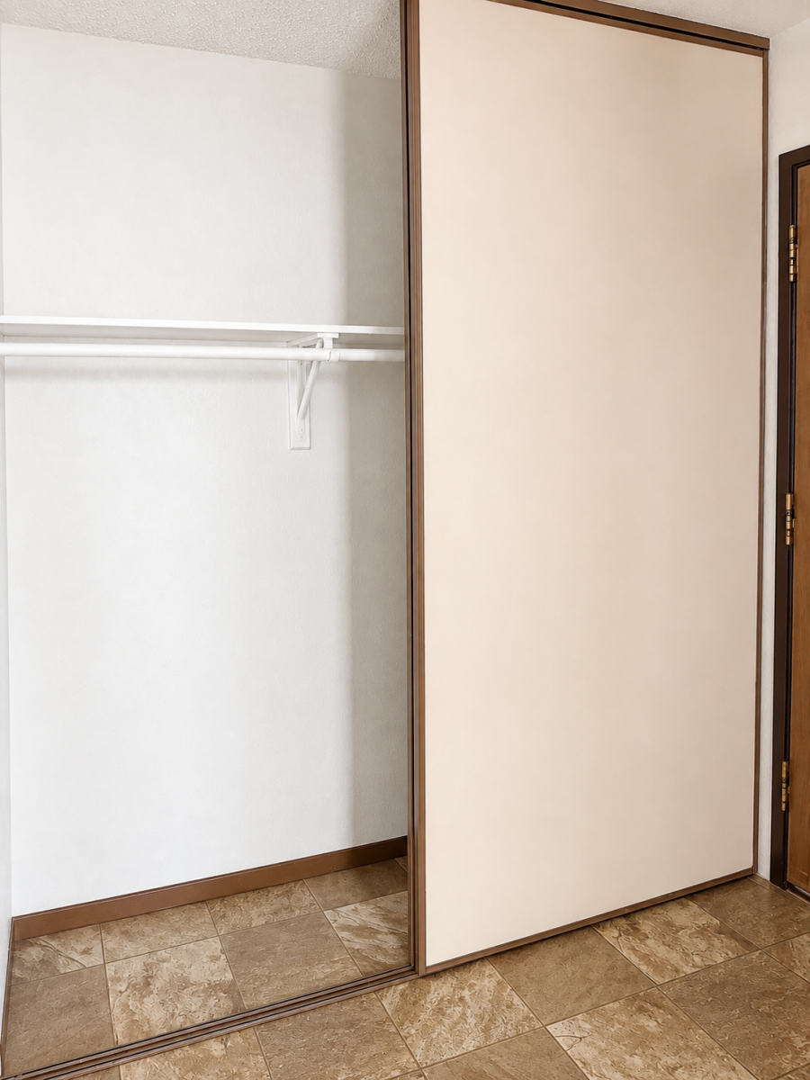 Burnsdale-1-1320-12-Entry-Closet