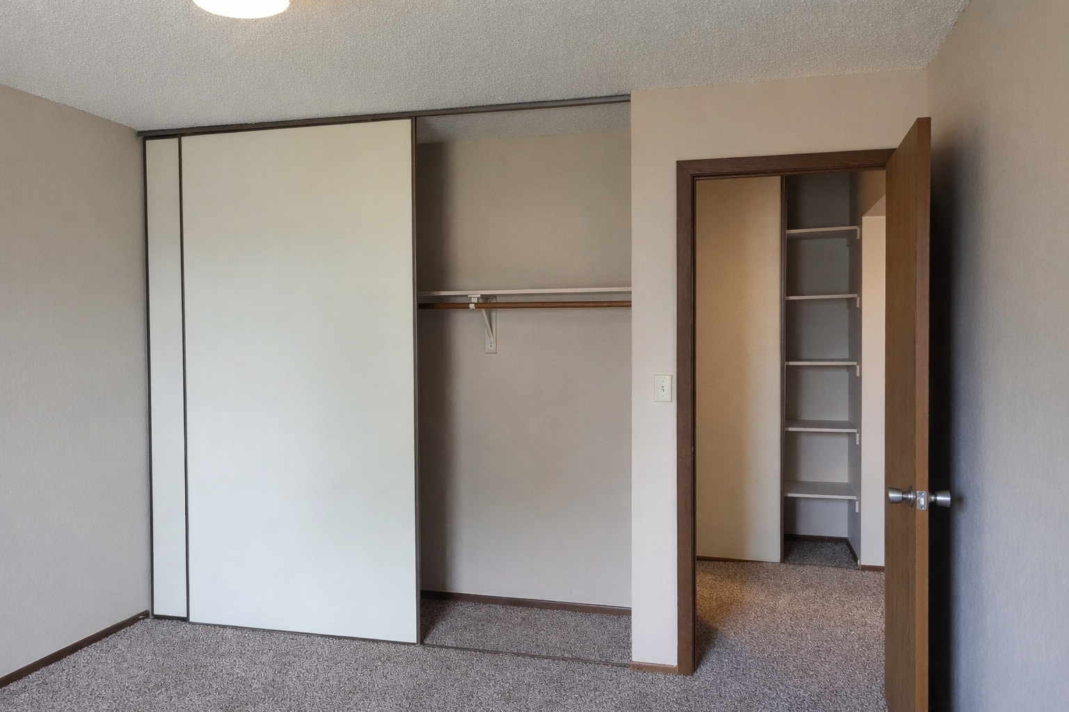 Burnsdale-1-Bedroom-Closet