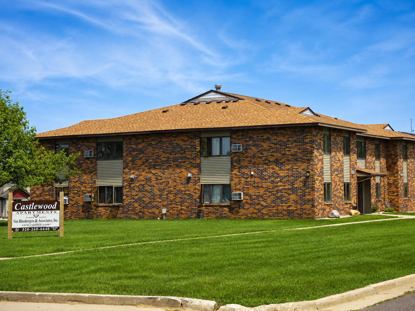 Castlewood-Exterior-Side-Angle-Summer