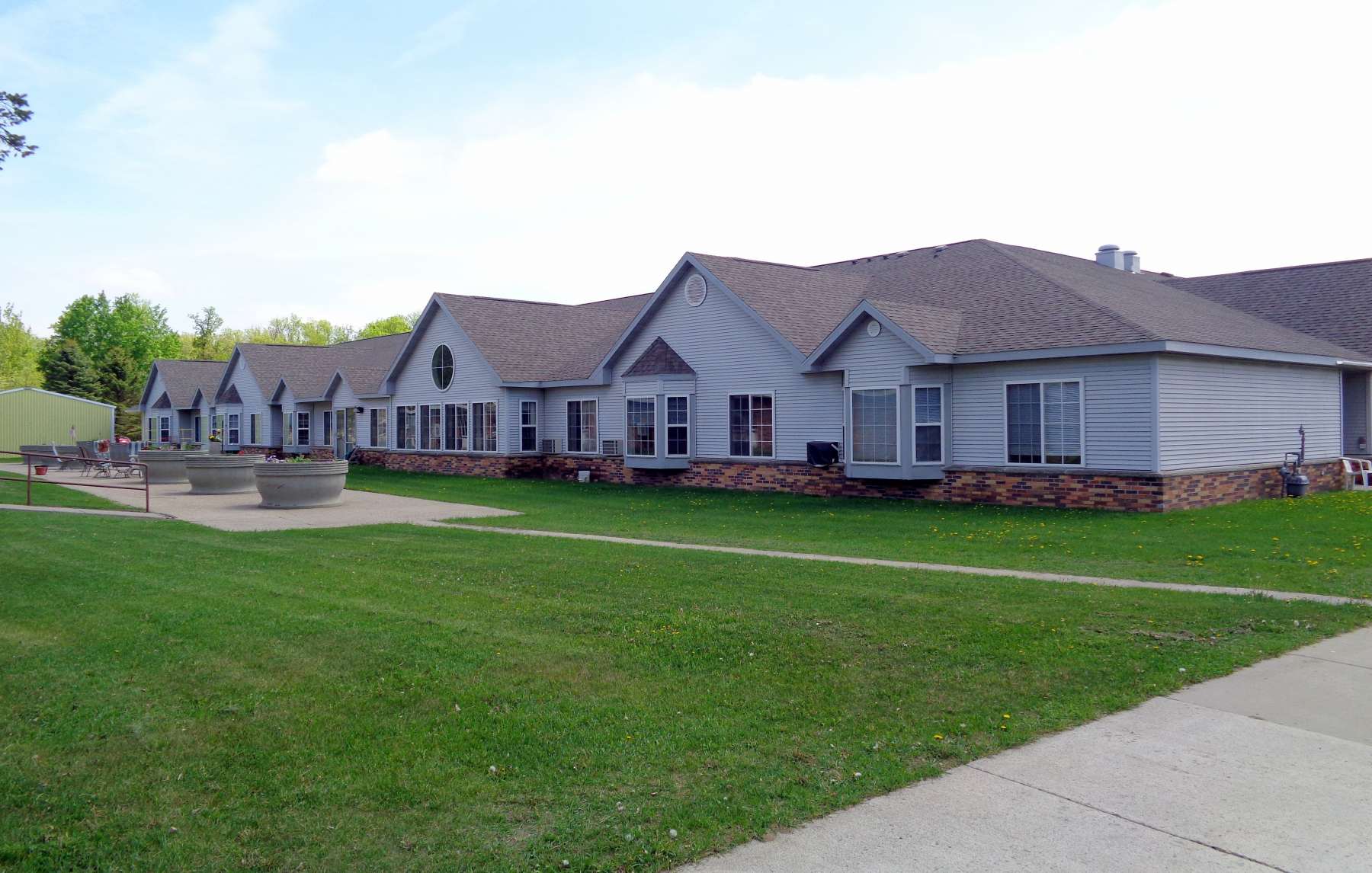 1_Heritage-Manor-Exterior