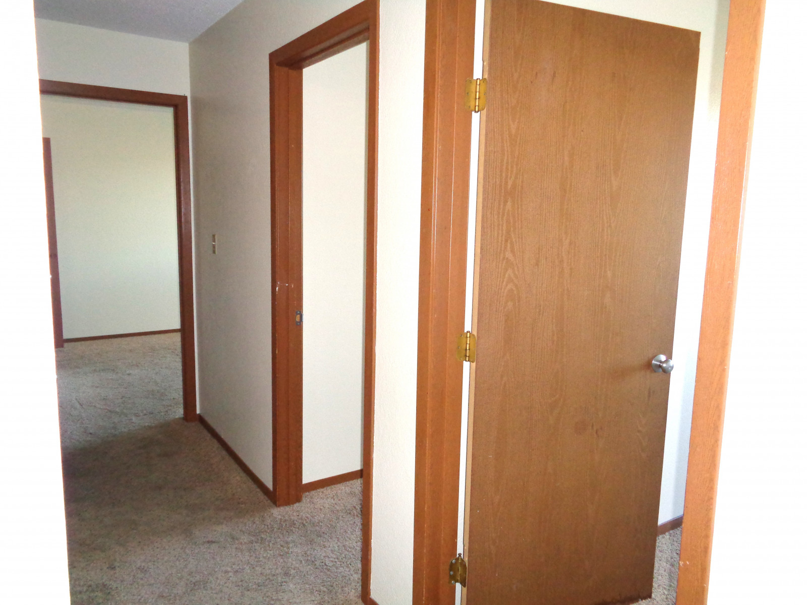 Pheasant-Run-Apartment-Hallway