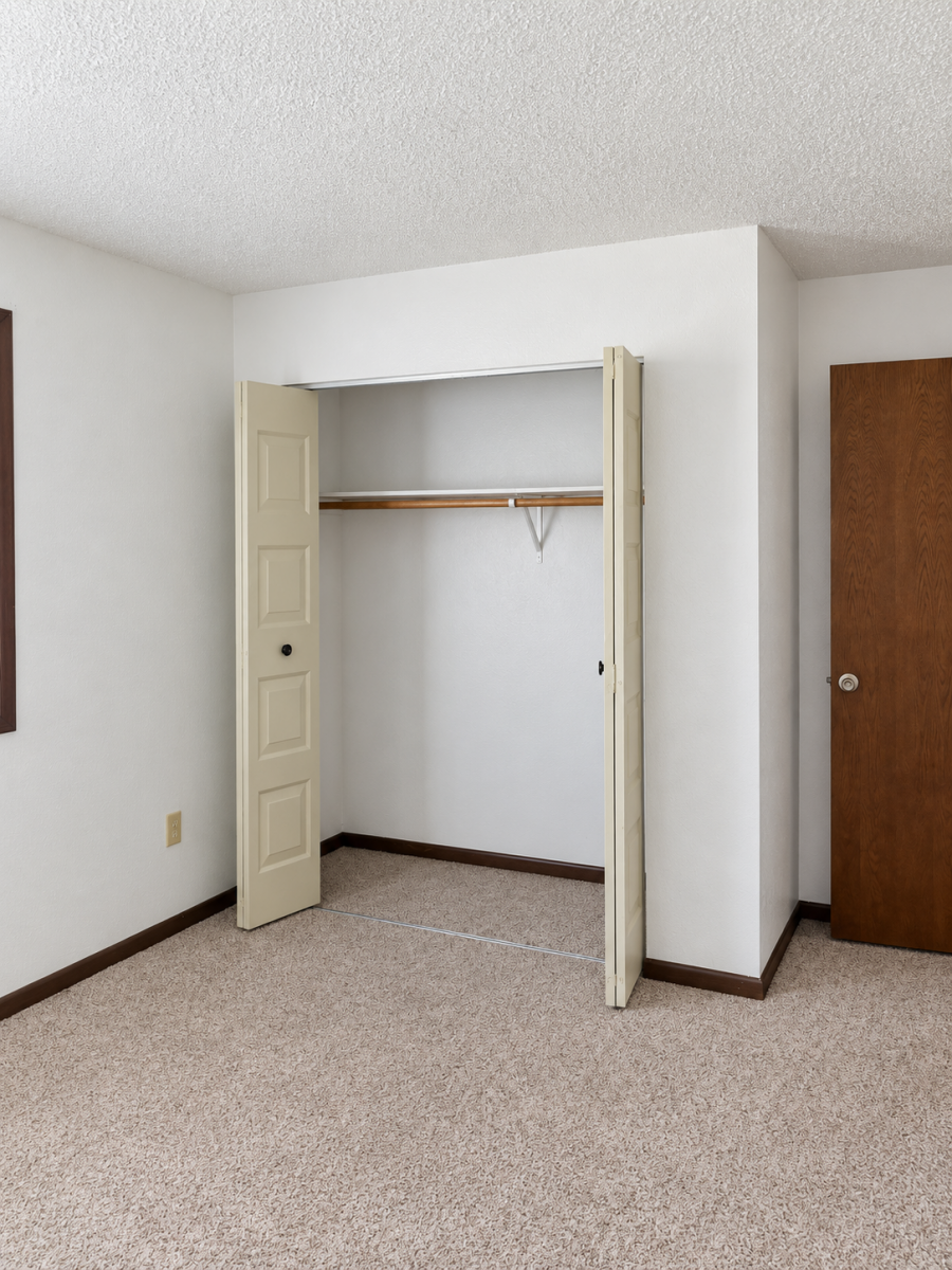 Village-Green-BE-124-4-Bedroom-1-Closet