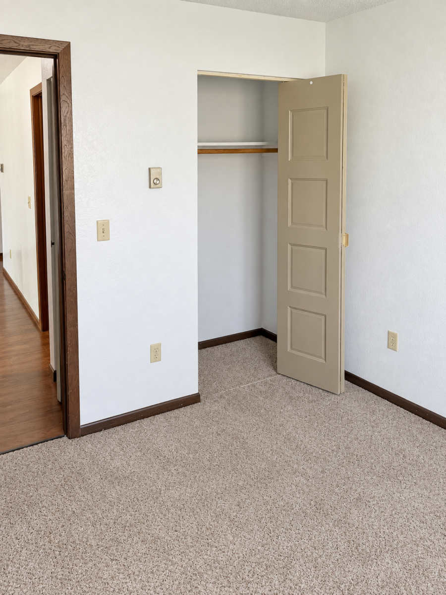 Village-Green-BE-124-4-Bedroom-2-Closet